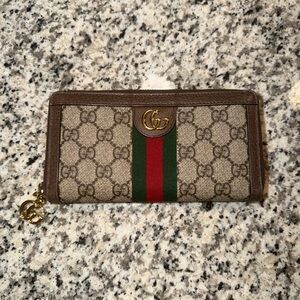 ✨Authentic Gucci GG Supreme Zip Wallet – Classic Web Stripe!EXCELLENT CONDITION✨